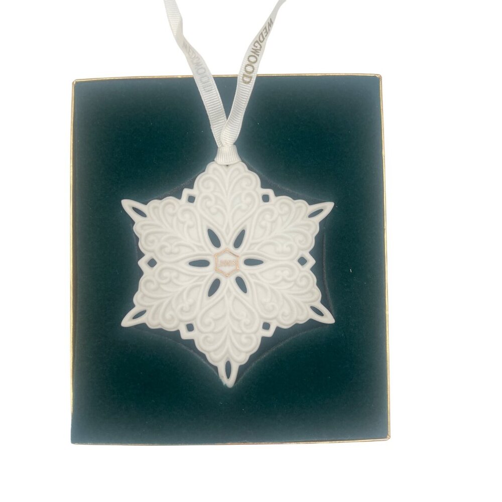 Wedgwood 2003 White Snowflake Ornament Box Porcelain England Delicate Design Dec